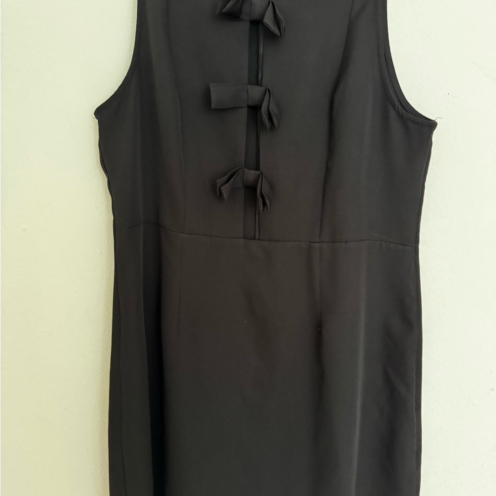 Elegant Black Sleeveless Dress with Bow Accents